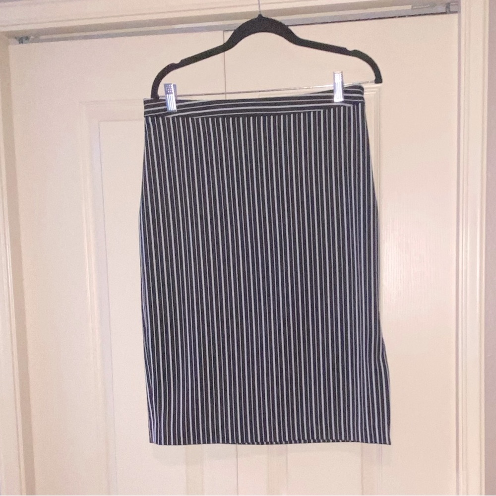 BANANA REPUBLIC Size 10, Black and White Pencil Skirt, Thick Jersey Material.
